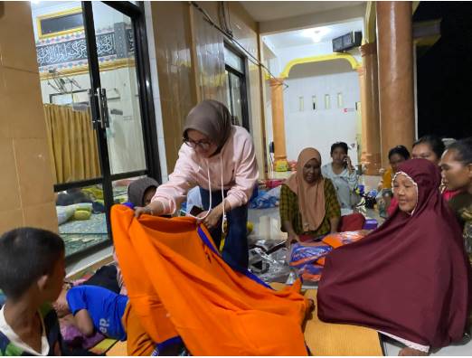  Camat Tanjung Beringin Salurkan Perlengkapan Bayi dan Selimut untuk Pengungsi Banjir di Dusun V
