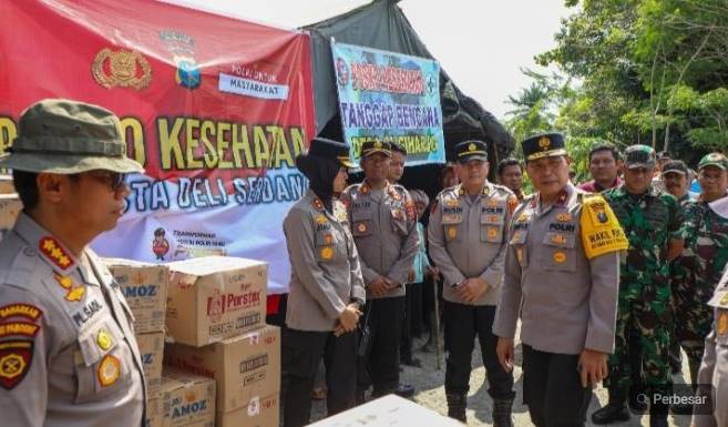  Polda Sumut Turun Ke Batang Kuis, Pastikan Penanganan Banjir Berjalan Cepat & Serahkan Bantuan Untuk Warga