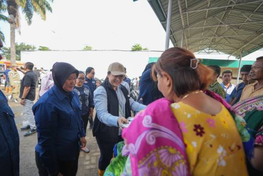  Rico Waas & Airin Rico Waas Tinjau Pembersihan Masjid Jami’ Tanjung Mulia dan Serahkan Bantuan Sembako Untuk Warga Terdampak Banjir