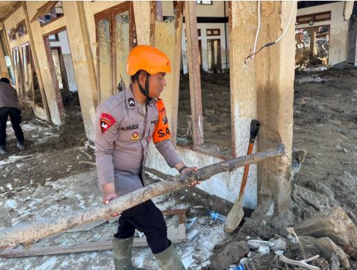  Brimob Sumut Hadir Untuk Negeri, Dari Pembersihan Rumah Ibadah Hingga Pemasangan Starlink Untuk Warga Garoga