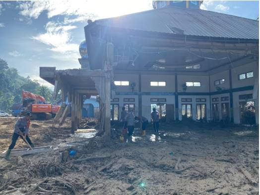  Polda Sumut Sigap di Garoga: Susur Material Longsor, Selamatkan Warga Hingga Evakuasi Pasien ke Posko Medis