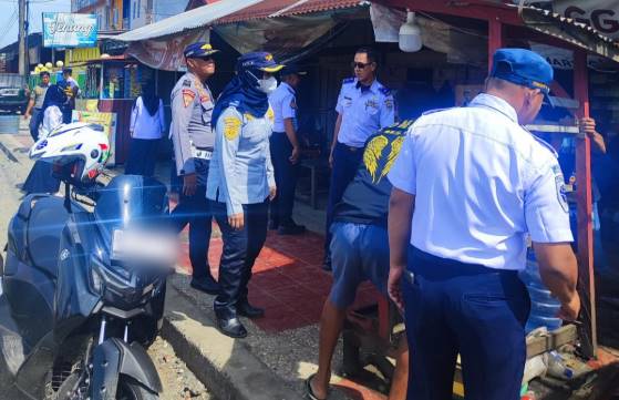  Dishub Morowali Bersama Satpol PP Tertibkan Bahu Jalan di Pusat Kota Bungku