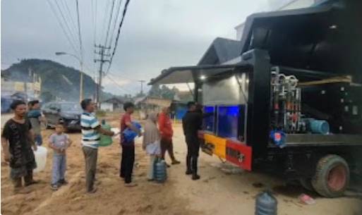  Water Treatment Mobile Sat Brimob Polda Sumut Jadi Penyelamat Krisis Air Bersih Pasca Banjir Tapteng