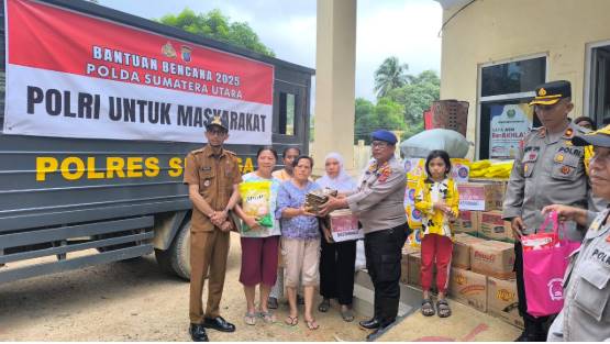   Polres Sibolga Salurkan Bansos dari Kapolri dan Kapolda Sumut Kepada Korban Bencana Alam