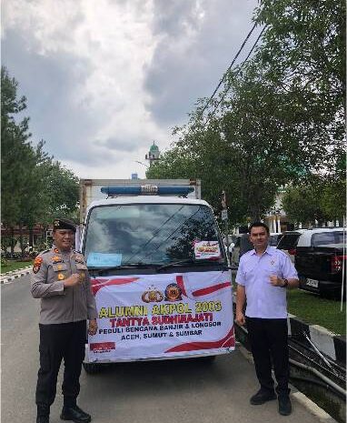  Polda Sumut Salurkan Bantuan Sembako dan Air Bersih Dari Alumni Akpol 2003 Untuk Warga Terdampak di Langkat