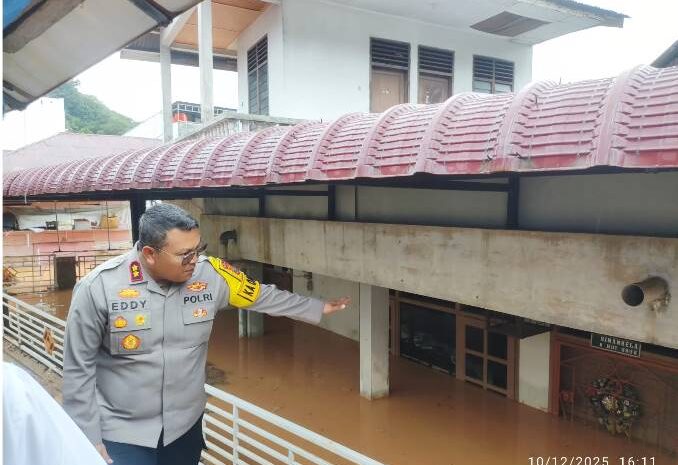  Kapolres Sibolga Pantau Banjir, Peluapan Sungai Aek Doras Rendam Sejumlah Wilayah di Sibolga Utara