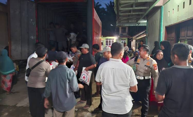  Polres Langkat Salurkan Bantuan Sosial Pasca Bencana Banjir di Desa Paya Bengkuang