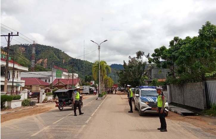  Polres Sibolga Gelar Pengamanan dan Pengaturan Lalu Lintas Pasca Bencana Longsor dan Banjir