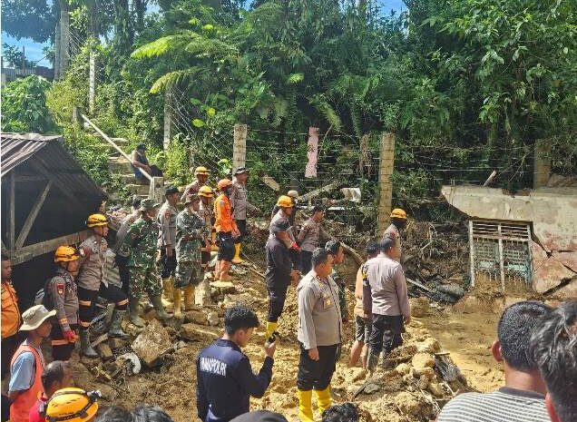  Polres Sibolga dan Personel K-9 Polda Sumut Lanjutkan Pencarian Korban Longsor di Belakang Masjid Budi Sehati Sibolga