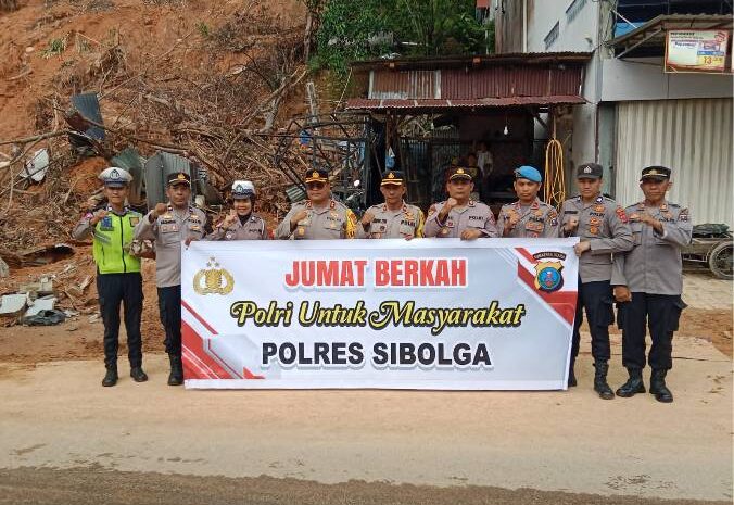  Kapolres Sibolga Laksanakan Jumat Berkah, Bagikan Nasi Kepada Warga di Jalan Raya