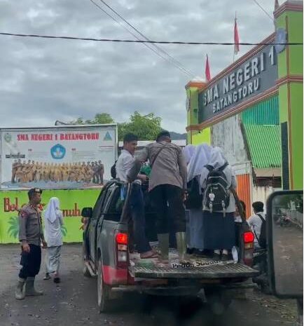  Jalan Rusak Tak Halangi Pendidikan: Brimob Polda Sumut Antar-Jemput Anak Sekolah di Daerah Longsor