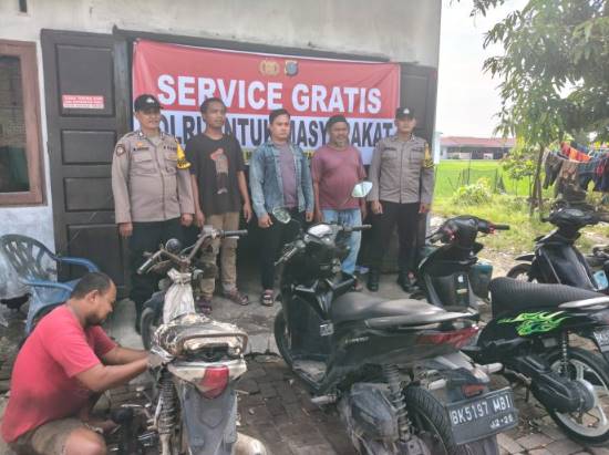  Jajaran Polresta Deli Serdang Buka Bengkel Service Gratis Untuk Sepeda Motor Terendam Banjir