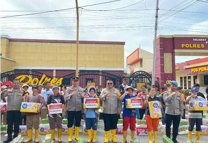 Kapolres Sibolga dan Ketua Bhyangkari Salurkan Bantuan Dari Kapolri dan Kapolda Sumut