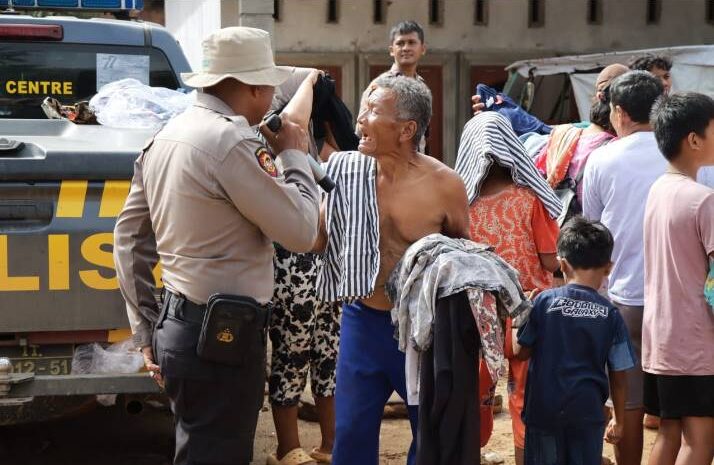  Selimut Sehangat Kasih Ibu, Polres Tapteng Bagikan Bantuan Pakaian Untuk Korban Banjir