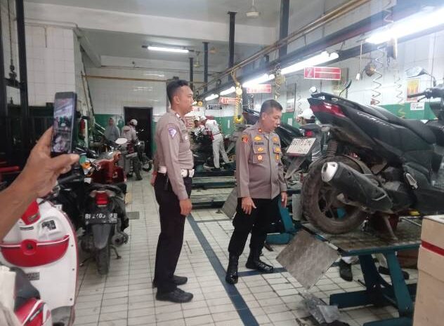  Polres Pelabuhan Belawan Berikan Service Motor Gratis Bagi Warga Terdampak Banjir