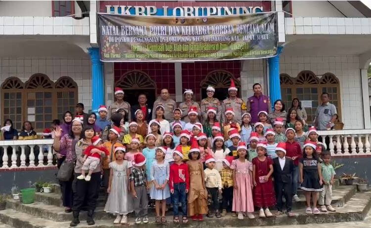  Polri Hadirkan Damai Sejahtera Natal Bagi Korban Longsor di Taput