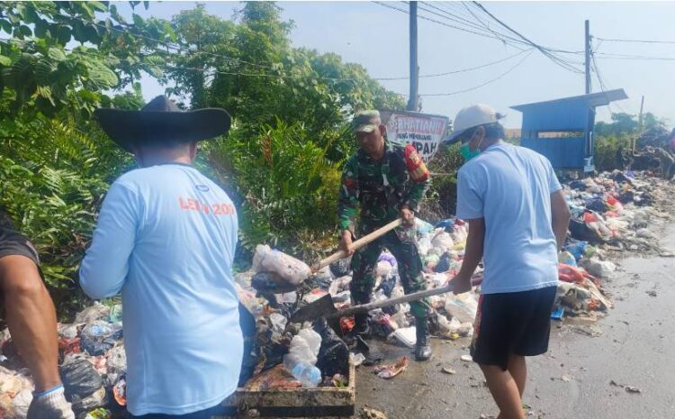  Babinsa Koramil 1311-09/Bahodopi Gelar Kerja Bakti di Desa Bahomakmur