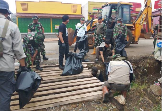  Personel TNI Bersama Pemda dan Masyarakat Gelar Kerja Bakti Bersih Sampah di Desa Fatufia