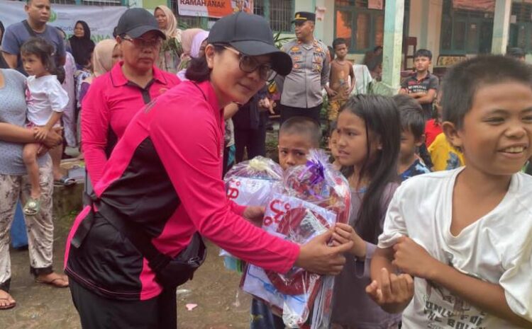  Polres Sibolga dan Bhayangkari Salurkan Bantuan Sosial dan Trauma Healing Kepada Anak-Anak Korban Banjir dan Tanah Longsor