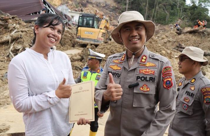  Polwan Tapteng Lupakan Selamatkan Harta Demi Evakuasi Tetangga Dari Longsor