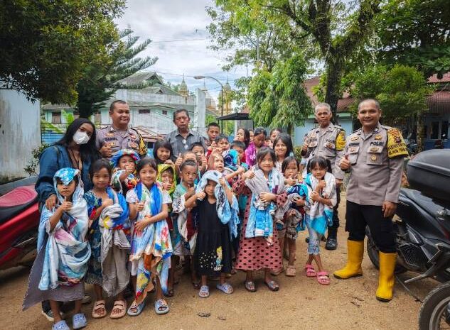  Bhabinkamtibmas Polres Sibolga Berikan Bantuan Selimut Kepada Pengungsi Korban Bencana Alam