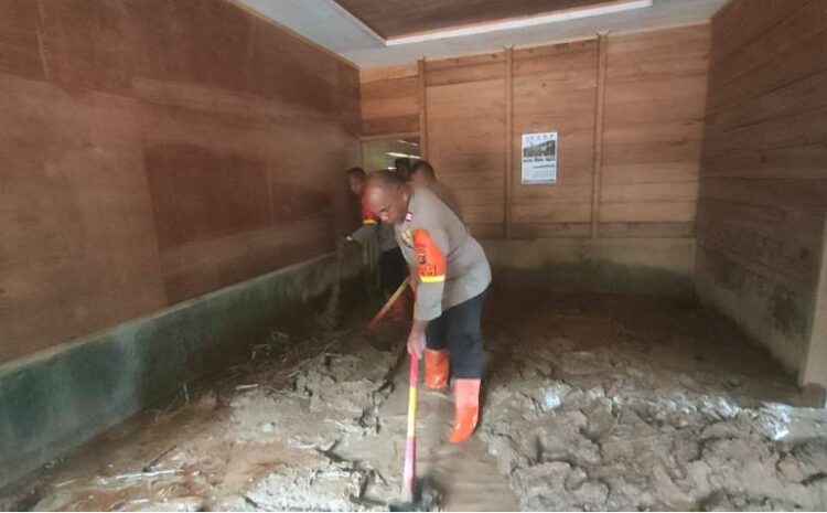  Sigap Bantu Warga di Lokasi Bencana, Brimob Polda Sumut Pulihkan Aktivitas Warga Taput