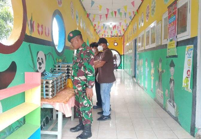 Babinsa Koramil 1311-09/Bahodopi Laksanakan Pengawasan Pendistribusian Makanan Bergizi Gratis