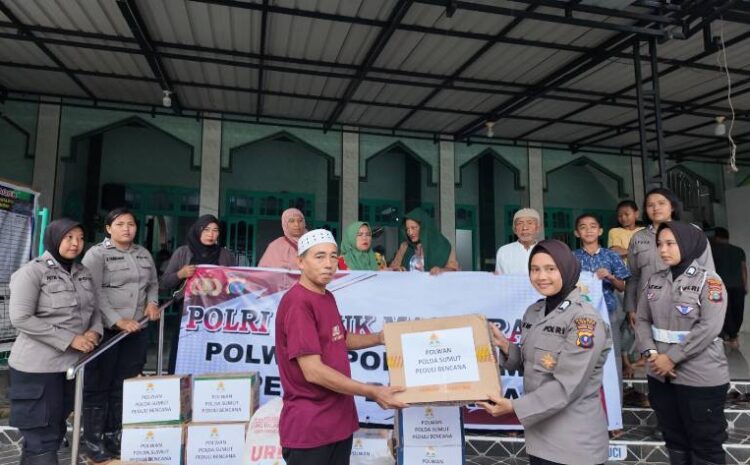  Polwan Polres Sibolga Salurkan Bantuan Sosial Kepada Korban Bencana Tanah Longsor