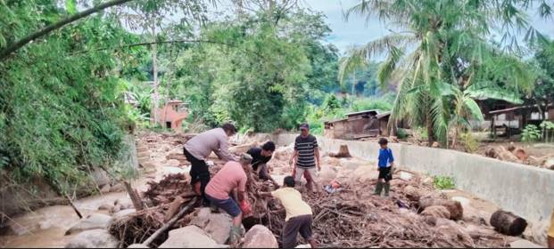  Bahu-Membahu Cegah Banjir Susulan, Bhabinkamtibmas Polres Sibolga Bersama Warga Bersihkan Sungai Aek Doras
