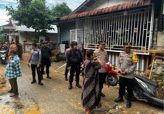  Kabag Astamaops Mabes Polri Tinjau Lokasi Longsor dan Salurkan Bansos di Kota Sibolga