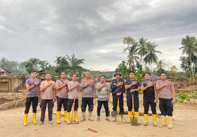  Polres Labusel Bersama Warga Pulihkan Batang Toru Pasca Banjir