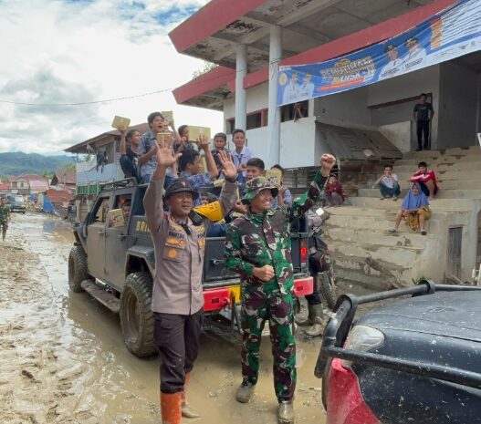  Senyum Anak-Anak di Pasar Huta Godang Dapat Susu dari Presiden, Brimob Polda Sumut Hadir Tebar Kepedulian