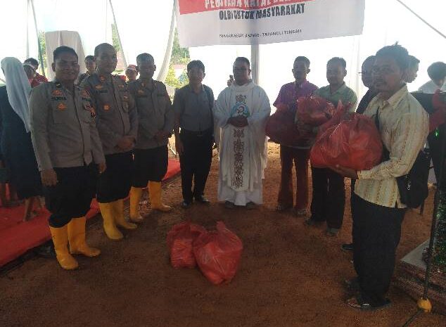  Polres Tapteng Fasilitasi Perayaan Natal Bersama Pengungsi Korban Bencana Alam di Hutanabolon