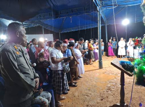  Polres Tapteng Gelar Ibadah Natal Bersama Pengungsi Korban Bencana di Tukka