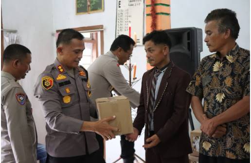  Rayakan Ibadah Natal Dalam Suasana Masih Berduka Karena Bencana, Polri Hadir Menguatkan Warga Adiankoting