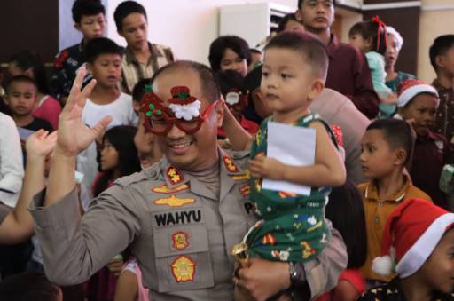  Polres Tapteng Rayakan Natal 2025 Bersama Pengungsi Korban Bencana di Gedung GOR Pandan