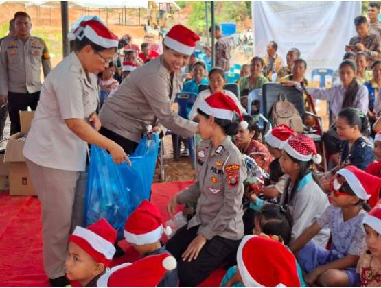 Polres Tapteng Gelar Perayaan Natal Bersama Pengungsi Korban Bencana Alam di Posko Sipange Hutanabolon