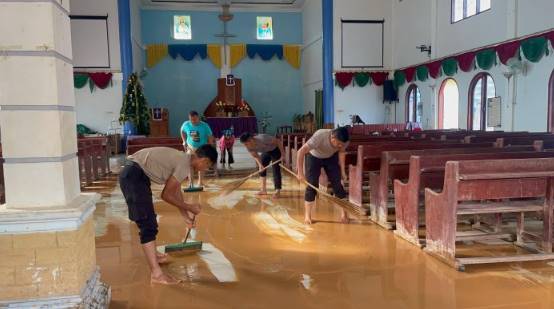  Polda Sumut Bersihkan Gereja HKBP Hutanabolon dan Ikut Ibadah Natal Bersama Warga