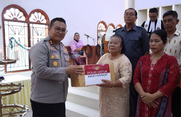  Gelar Ibadah Natal Bersama Masyarakat, Polres Sibolga Salurkan Paket Natal Polri Bagi Warga Terdampak Bencana Alam