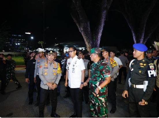  Kapolrestabes Medan Pimpin Patroli Skala Besar Malam Natal dan Tinjau HKBP Sudirman Serta Katedral