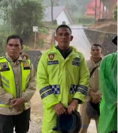  Kapolres Taput Tinjau Titik Longsor Parmonangan, Pastikan Warga Aman dan Evakuasi Berjalan