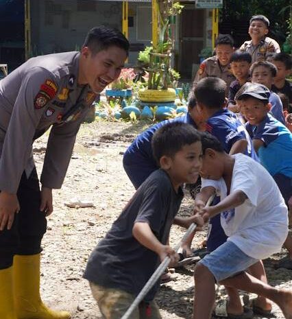  Polsatwa K-9 Polda Sumut Hadirkan Trauma Healing Untuk Anak Korban Banjir di Batang Toru