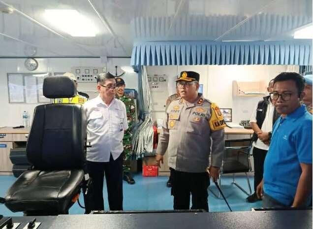  Kapolres Sibolga Cek Sarpras Keselamatan Kapal dan Mobilisasi Penumpang di Pelabuhan Pelindo