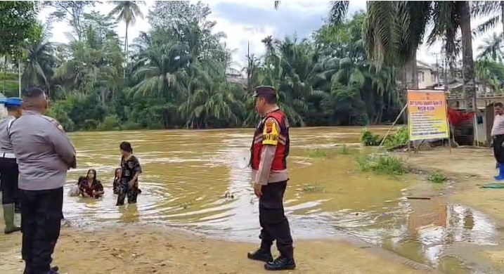  Polsek Sei Kanan Imbau Warga Tetap Waspada, Meningkatnya Debet Air Sungai Kanan