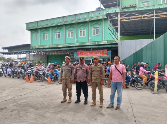  Antrian Panjang di SPBU Simpang Kopi, Polsek Indrapura Lakukan Pengaturan