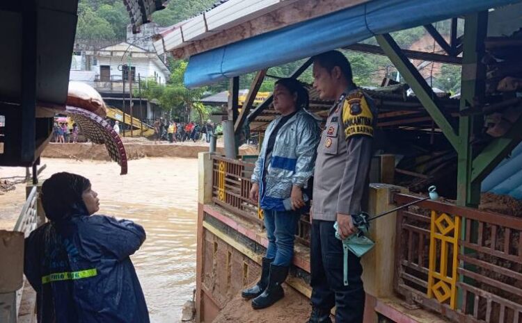  Bhabinkamtibmas Polres Sibolga Pantau Debit Sungai Aek Doras, Warga Diimbau Waspada
