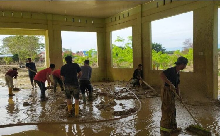  Misi Kemanusiaan Sebulan Penuh, Personel Damkarmat Kota Medan Bahu-Membahu Bersihkan Aceh Tamiang Pasca Banjir