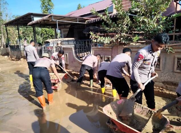  Polri Hadir Bersama Warga, Personel Polda Sumut Bersihkan Selokan dan Lingkungan di Tapteng