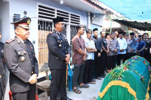  Polres Langkat Gelar Upacara Tradisi Kepolisian Almarhum Aiptu Suriadi