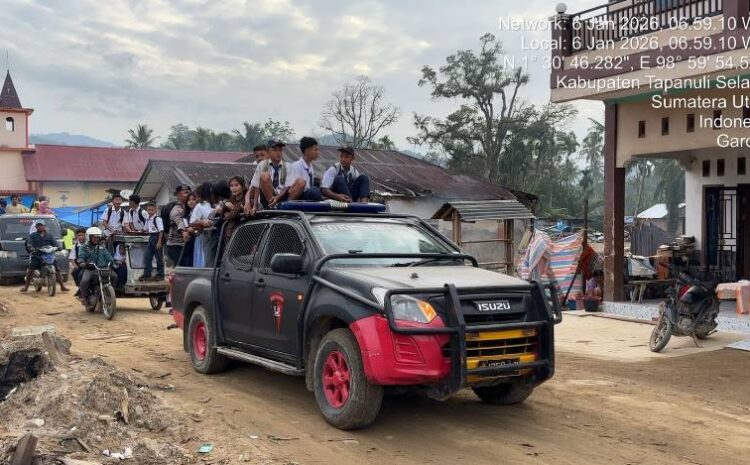  Sungguh Mulia Batalyon – C Sat Brimob Polda Sumut, Bantu Anak Sekolah Yang Terdampak Banjir Bandang